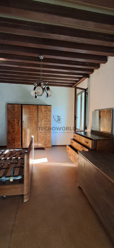 Nel cuore delle prime colline di Leguzzano, dove il panorama mozzafiato si sposa con la tranquill...