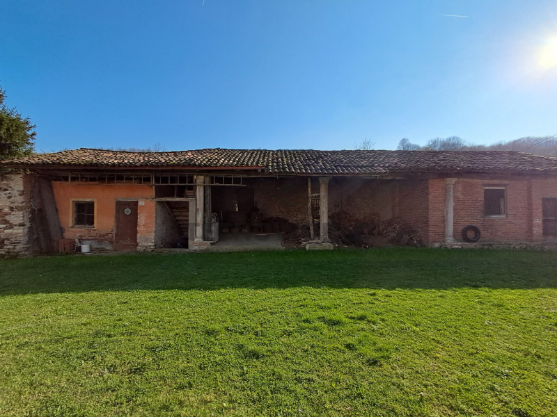 Nel cuore delle prime colline di Leguzzano, dove il panorama mozzafiato si sposa con la tranquill...