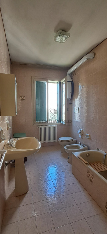 Nel cuore delle prime colline di Leguzzano, dove il panorama mozzafiato si sposa con la tranquill...