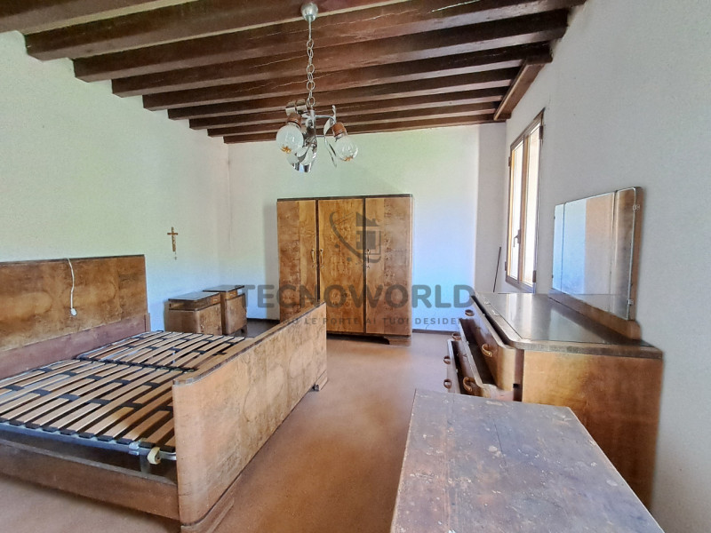 Nel cuore delle prime colline di Leguzzano, dove il panorama mozzafiato si sposa con la tranquill...