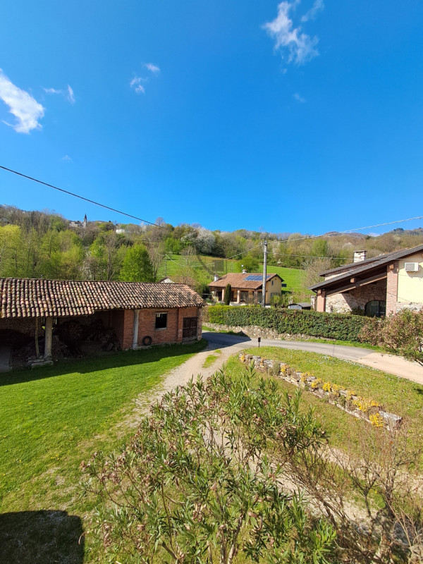 Nel cuore delle prime colline di Leguzzano, dove il panorama mozzafiato si sposa con la tranquill...