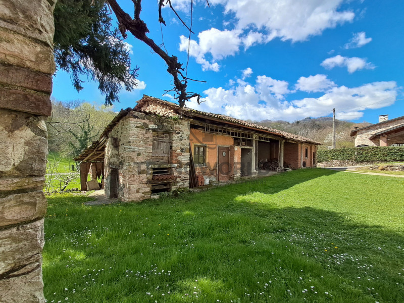 Nel cuore delle prime colline di Leguzzano, dove il panorama mozzafiato si sposa con la tranquill...