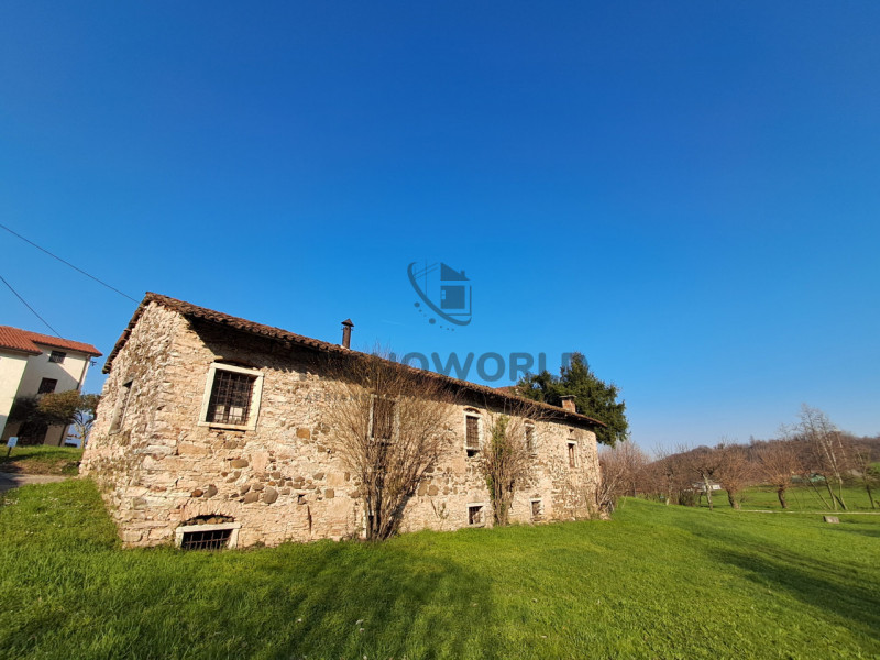 Nel cuore delle prime colline di Leguzzano, dove il panorama mozzafiato si sposa con la tranquill...