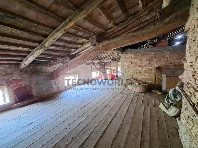 Nel cuore delle prime colline di Leguzzano, dove il panorama mozzafiato si sposa con la tranquill...