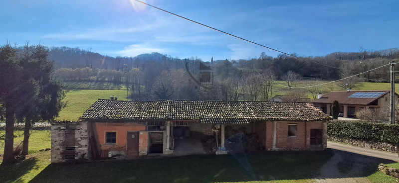Nel cuore delle prime colline di Leguzzano, dove il panorama mozzafiato si sposa con la tranquill...