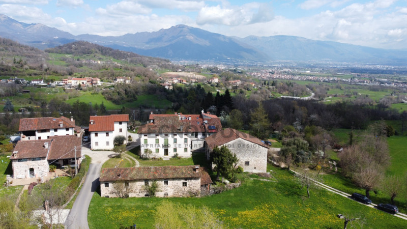 Nel cuore delle prime colline di Leguzzano, dove il panorama mozzafiato si sposa con la tranquill...