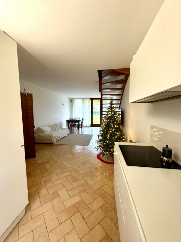 MONTECCHIA. BELLISSIMO CONTESTO DI VERDE E NATURA PORZIONE AUTONOMA villetta a schiera
DI SEI UNI...