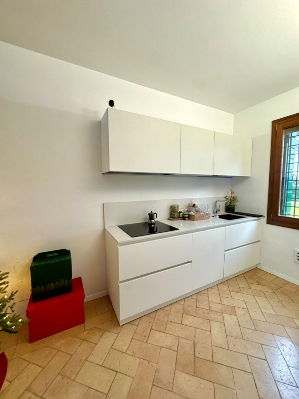 MONTECCHIA. BELLISSIMO CONTESTO DI VERDE E NATURA PORZIONE AUTONOMA villetta a schiera
DI SEI UNI...