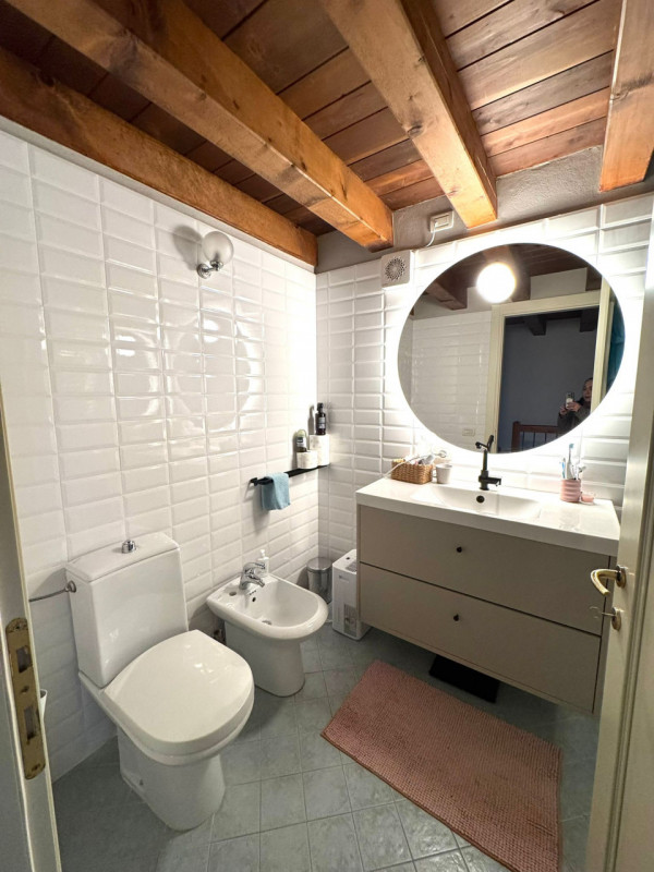 MONTECCHIA. BELLISSIMO CONTESTO DI VERDE E NATURA PORZIONE AUTONOMA villetta a schiera
DI SEI UNI...