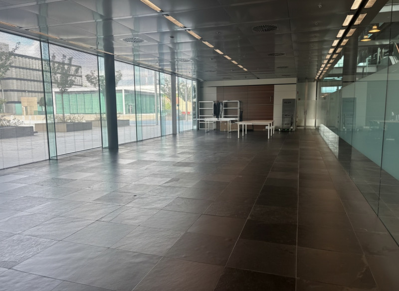 Proponiamo in vendita un esclusivo ufficio/negozio di rappresentanza nel cuore del Net Center di ...