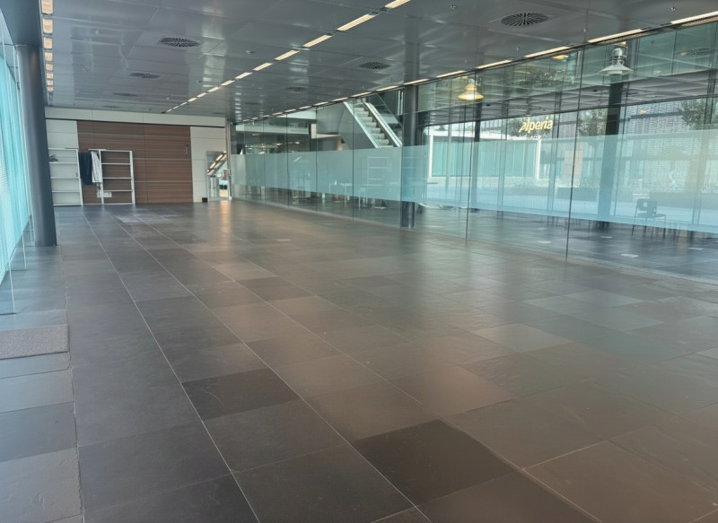 Proponiamo in vendita un esclusivo ufficio/negozio di rappresentanza nel cuore del Net Center di ...