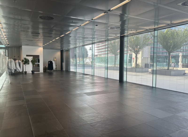 Proponiamo in vendita un esclusivo ufficio/negozio di rappresentanza nel cuore del Net Center di ...