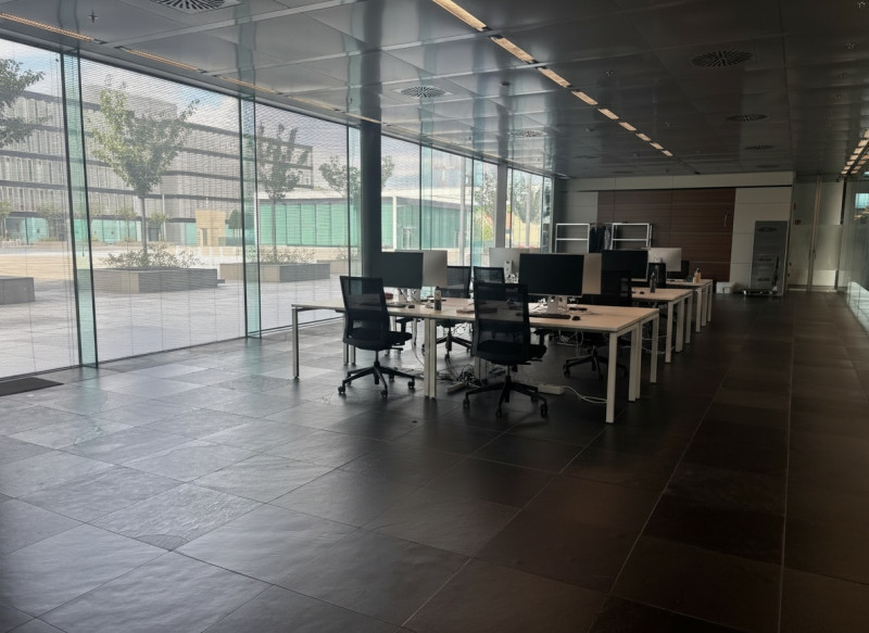 Proponiamo in vendita un esclusivo ufficio/negozio di rappresentanza nel cuore del Net Center di ...