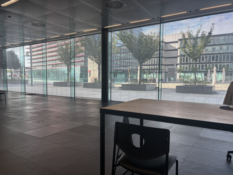 Proponiamo in vendita un esclusivo ufficio/negozio di rappresentanza nel cuore del Net Center di ...