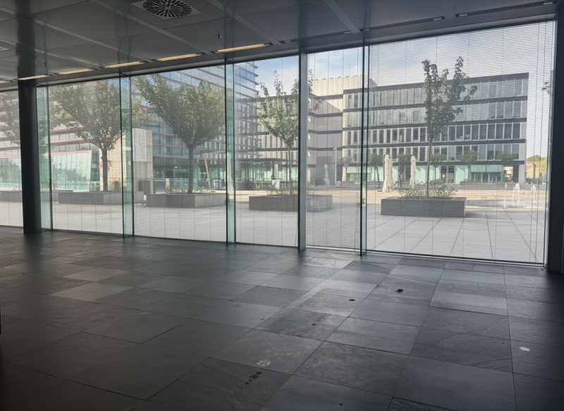 Proponiamo in vendita un esclusivo ufficio/negozio di rappresentanza nel cuore del Net Center di ...