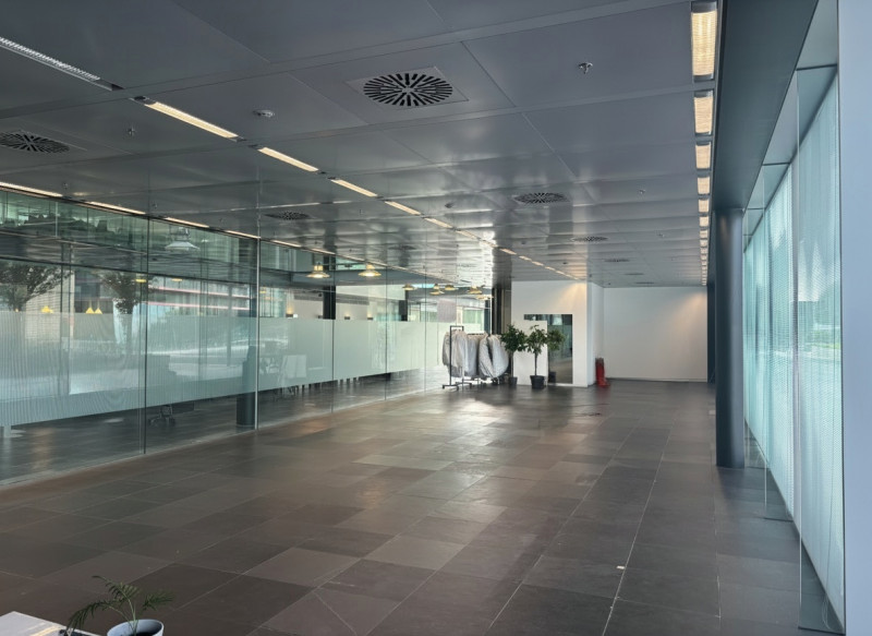 Proponiamo in vendita un esclusivo ufficio/negozio di rappresentanza nel cuore del Net Center di ...