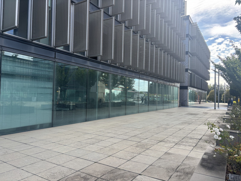 Proponiamo in vendita un esclusivo ufficio/negozio di rappresentanza nel cuore del Net Center di ...