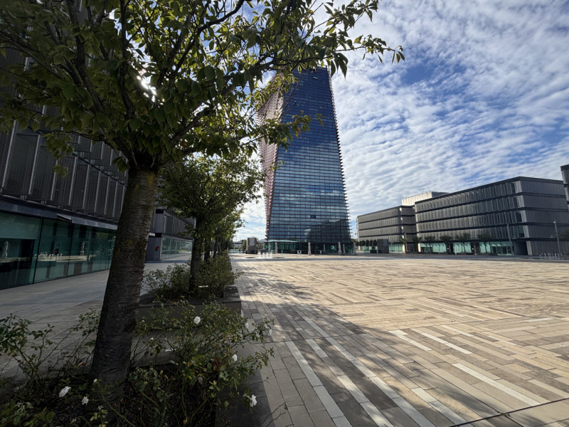 Proponiamo in vendita un esclusivo ufficio/negozio di rappresentanza nel cuore del Net Center di ...