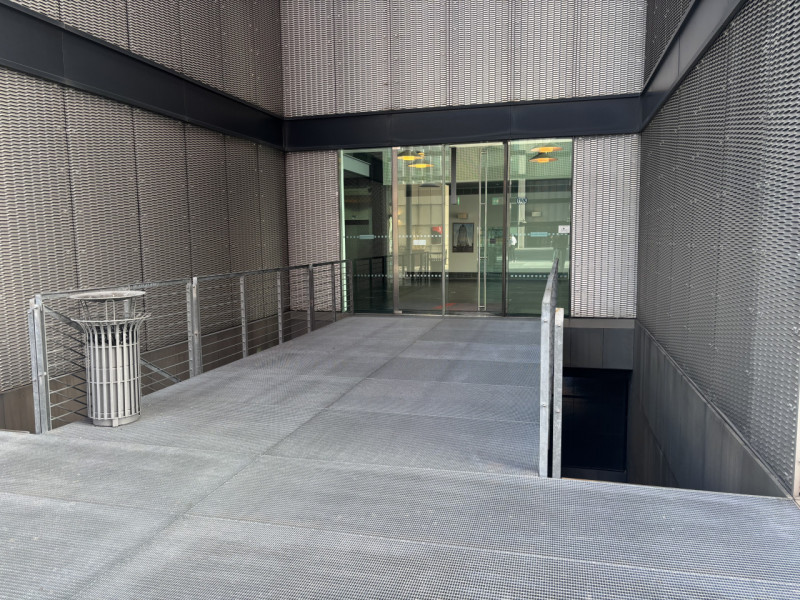 Proponiamo in vendita un esclusivo ufficio/negozio di rappresentanza nel cuore del Net Center di ...