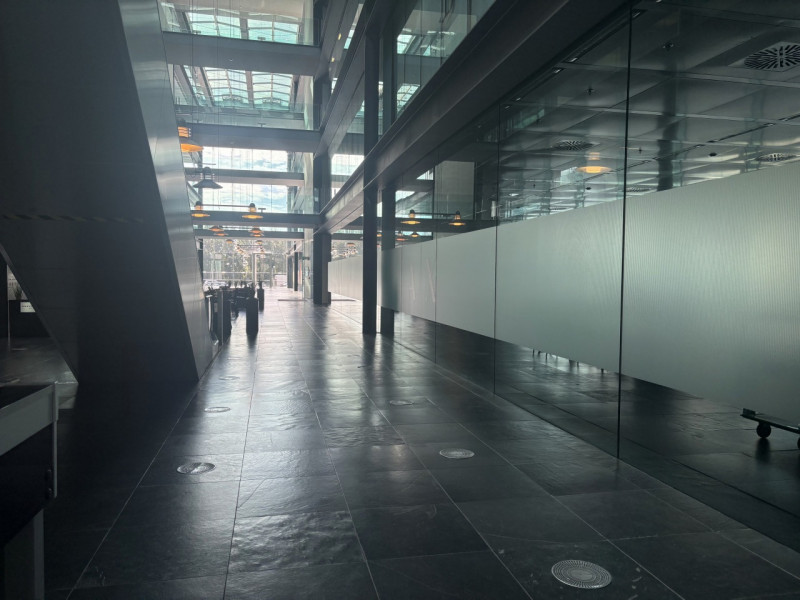 Proponiamo in vendita un esclusivo ufficio/negozio di rappresentanza nel cuore del Net Center di ...