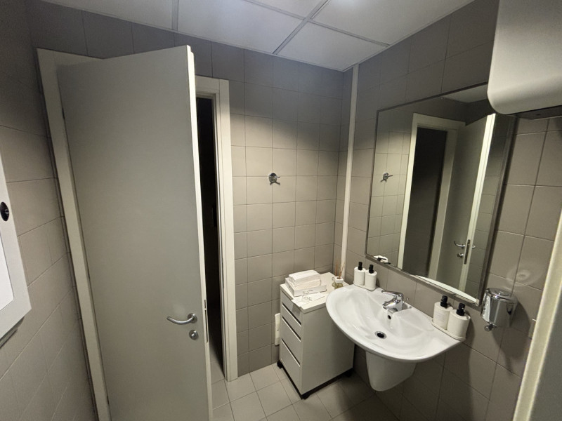 Proponiamo in vendita un esclusivo ufficio/negozio di rappresentanza nel cuore del Net Center di ...