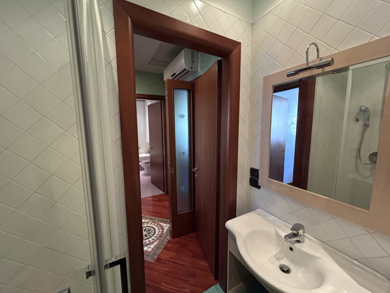 RIF: FR007 PADOVA - ABANO TERME Proponiamo in vendita appartamento bi-camere con doppi servizi, a...