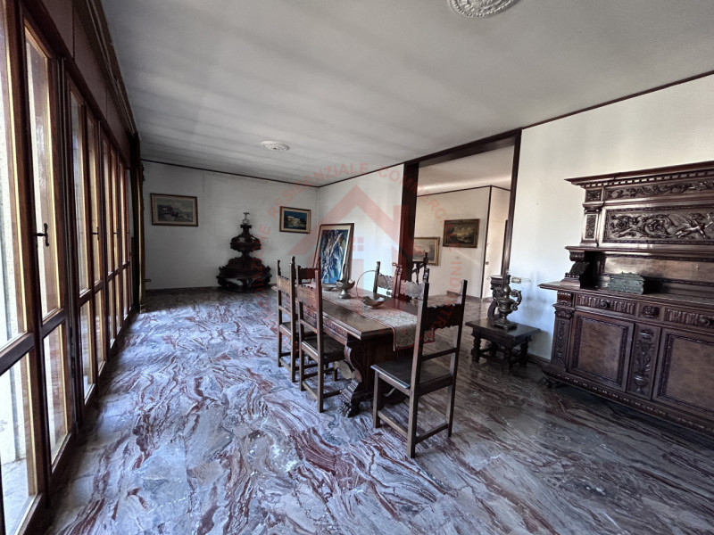 RIF: FR008 Proponiamo in vendita casa singola con giardino piantumato in quartiere residenziale s...