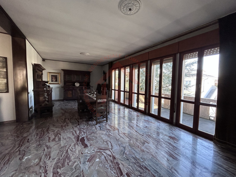 RIF: FR008 Proponiamo in vendita casa singola con giardino piantumato in quartiere residenziale s...