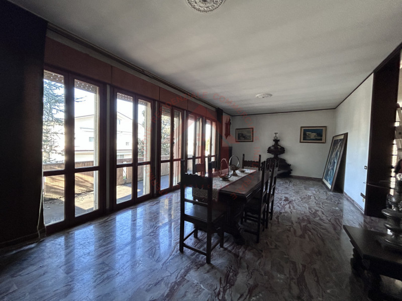 RIF: FR008 Proponiamo in vendita casa singola con giardino piantumato in quartiere residenziale s...