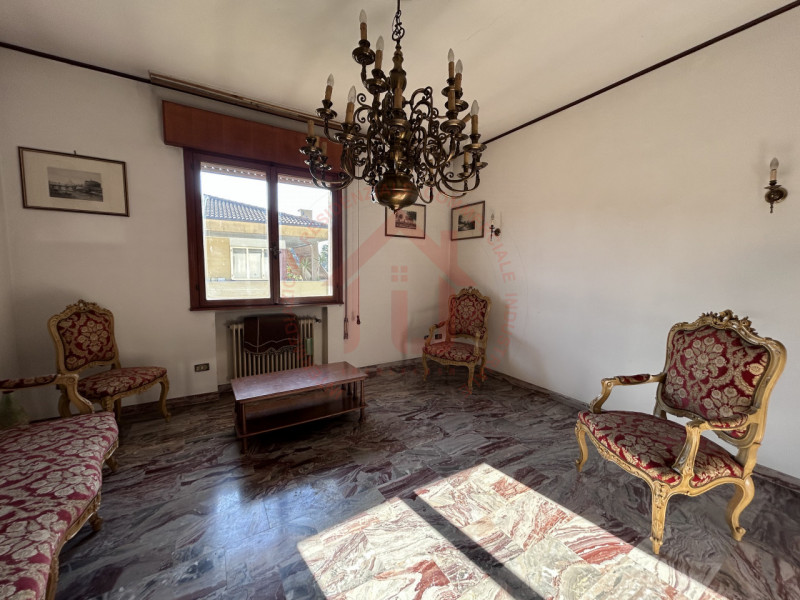 RIF: FR008 Proponiamo in vendita casa singola con giardino piantumato in quartiere residenziale s...