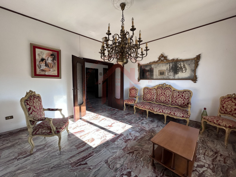 RIF: FR008 Proponiamo in vendita casa singola con giardino piantumato in quartiere residenziale s...