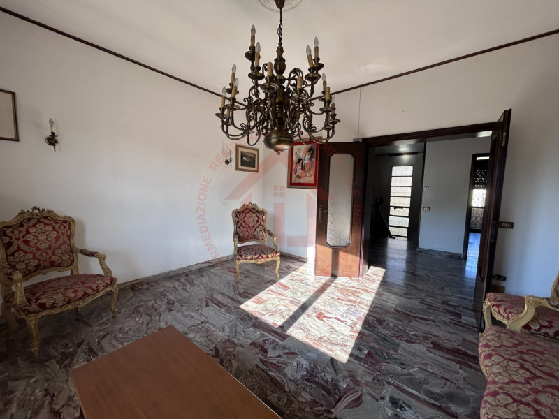 RIF: FR008 Proponiamo in vendita casa singola con giardino piantumato in quartiere residenziale s...