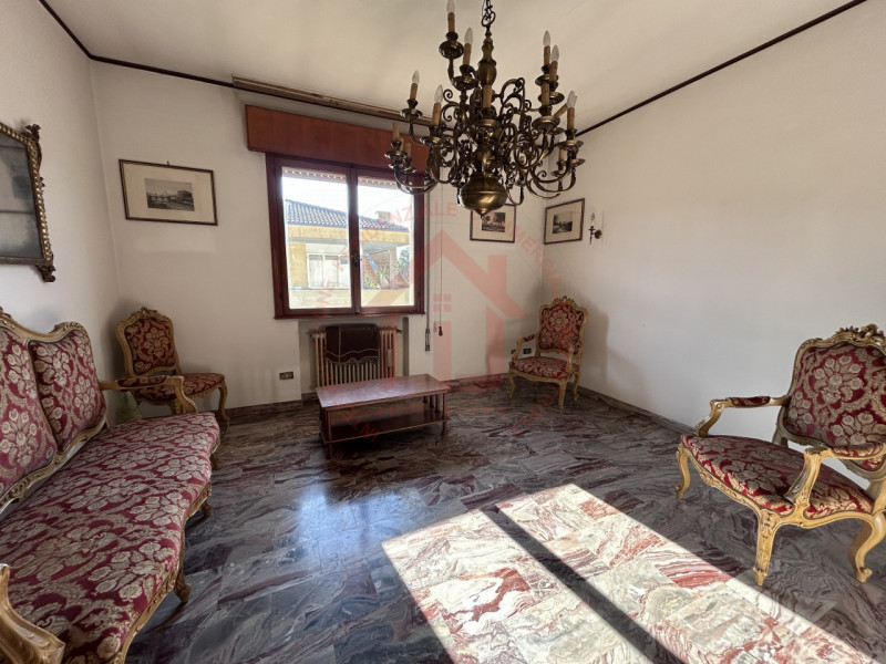 RIF: FR008 Proponiamo in vendita casa singola con giardino piantumato in quartiere residenziale s...