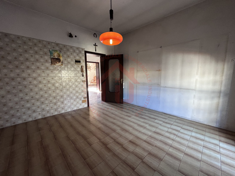 RIF: FR008 Proponiamo in vendita casa singola con giardino piantumato in quartiere residenziale s...