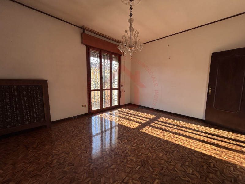 RIF: FR008 Proponiamo in vendita casa singola con giardino piantumato in quartiere residenziale s...