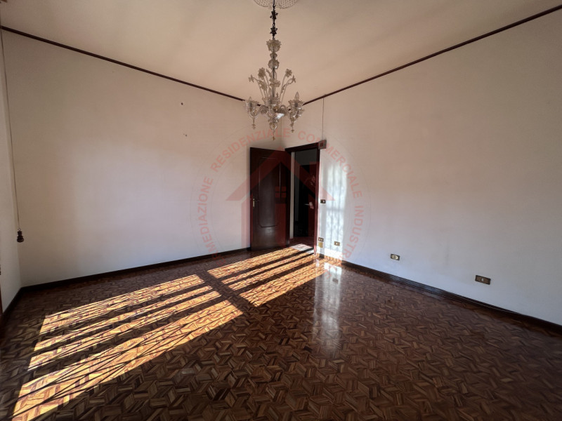 RIF: FR008 Proponiamo in vendita casa singola con giardino piantumato in quartiere residenziale s...