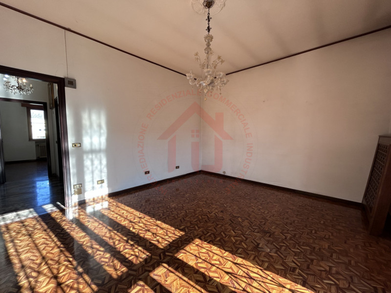 RIF: FR008 Proponiamo in vendita casa singola con giardino piantumato in quartiere residenziale s...