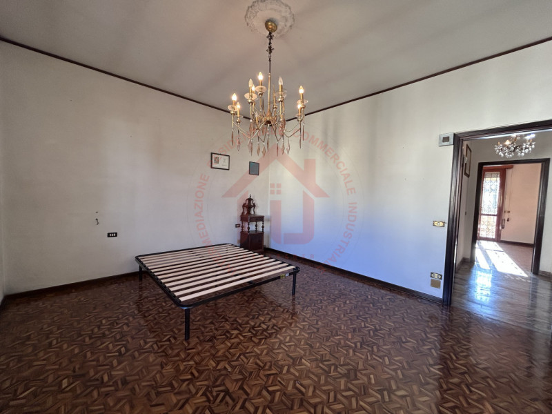 RIF: FR008 Proponiamo in vendita casa singola con giardino piantumato in quartiere residenziale s...