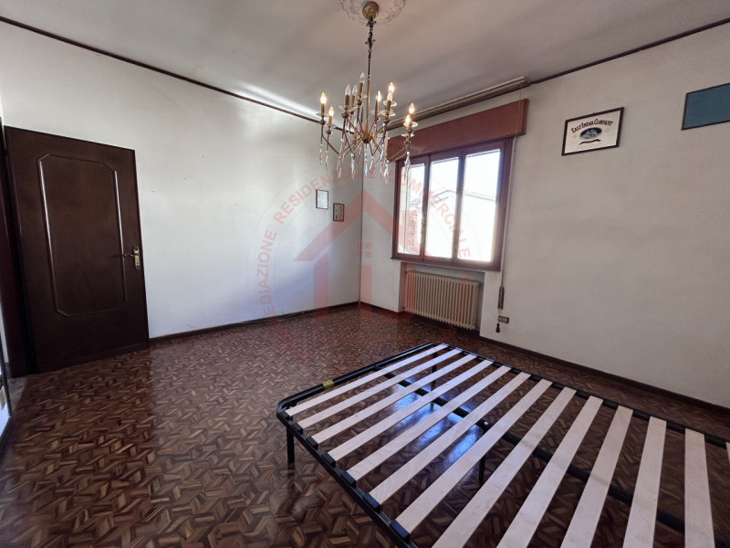 RIF: FR008 Proponiamo in vendita casa singola con giardino piantumato in quartiere residenziale s...