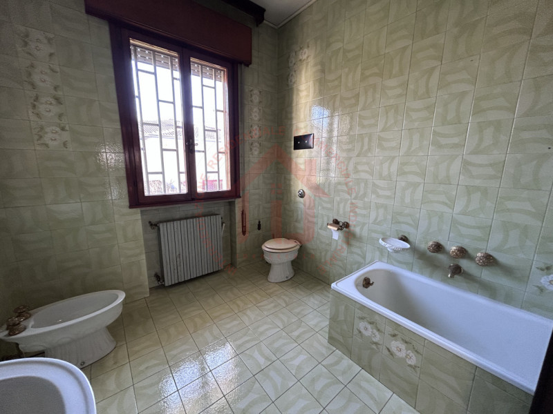 RIF: FR008 Proponiamo in vendita casa singola con giardino piantumato in quartiere residenziale s...