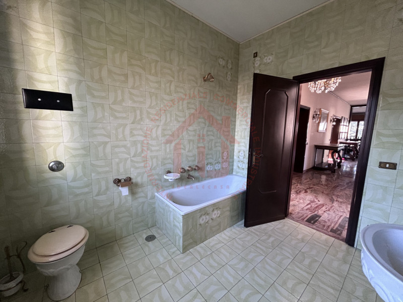 RIF: FR008 Proponiamo in vendita casa singola con giardino piantumato in quartiere residenziale s...