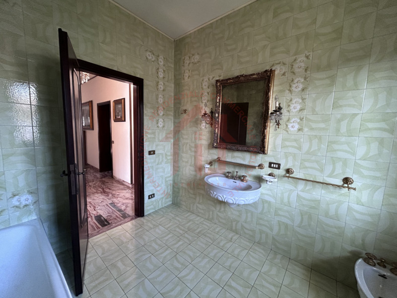 RIF: FR008 Proponiamo in vendita casa singola con giardino piantumato in quartiere residenziale s...