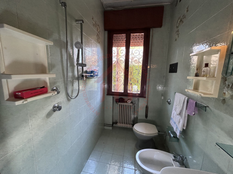 RIF: FR008 Proponiamo in vendita casa singola con giardino piantumato in quartiere residenziale s...