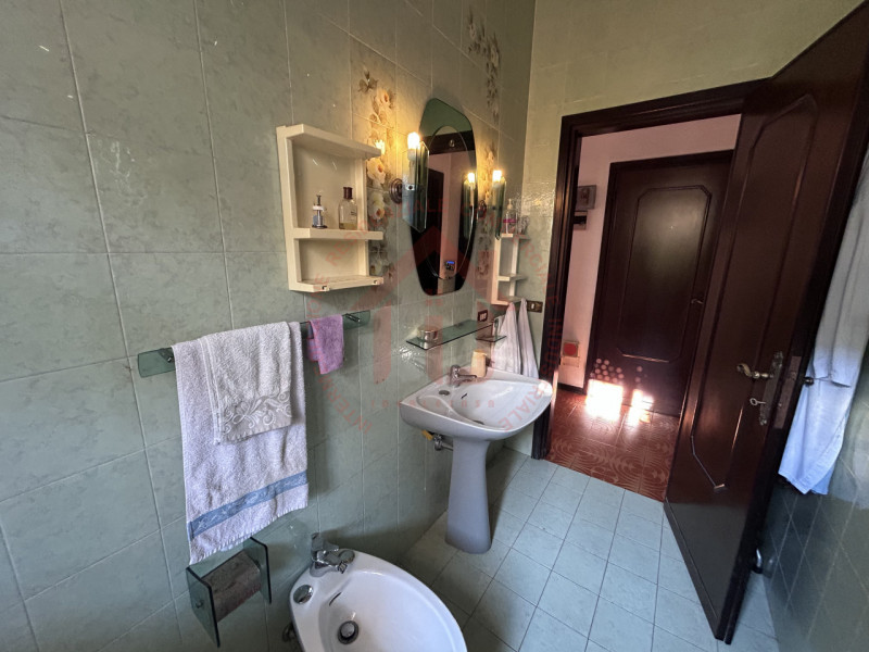 RIF: FR008 Proponiamo in vendita casa singola con giardino piantumato in quartiere residenziale s...