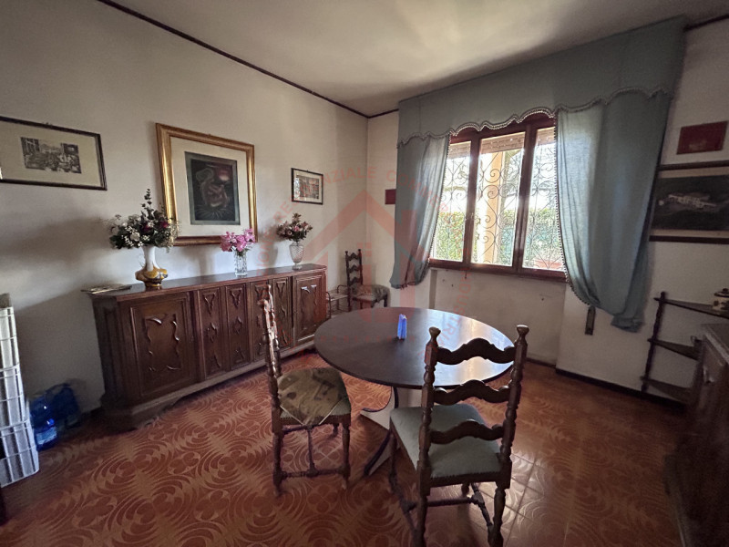 RIF: FR008 Proponiamo in vendita casa singola con giardino piantumato in quartiere residenziale s...