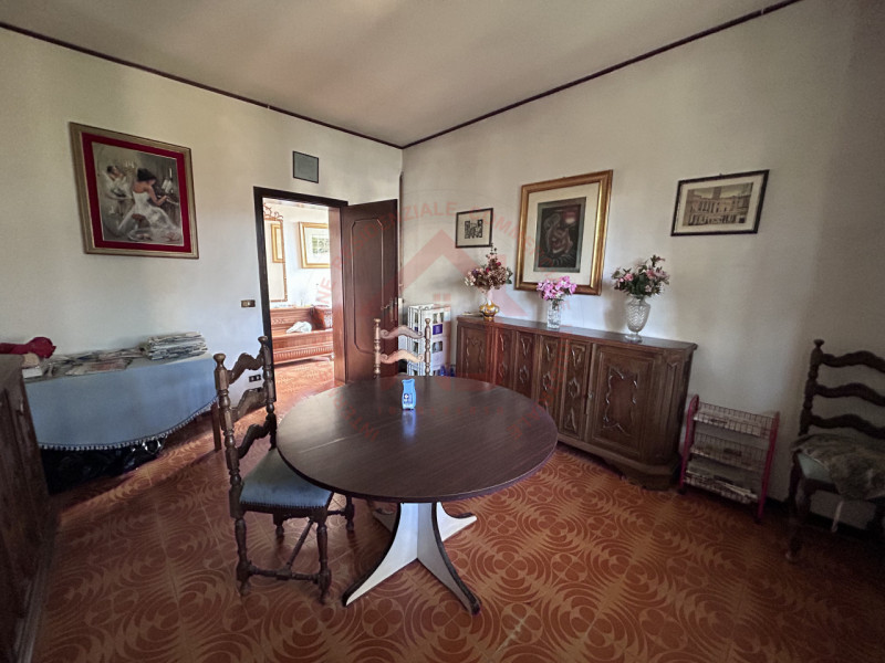 RIF: FR008 Proponiamo in vendita casa singola con giardino piantumato in quartiere residenziale s...