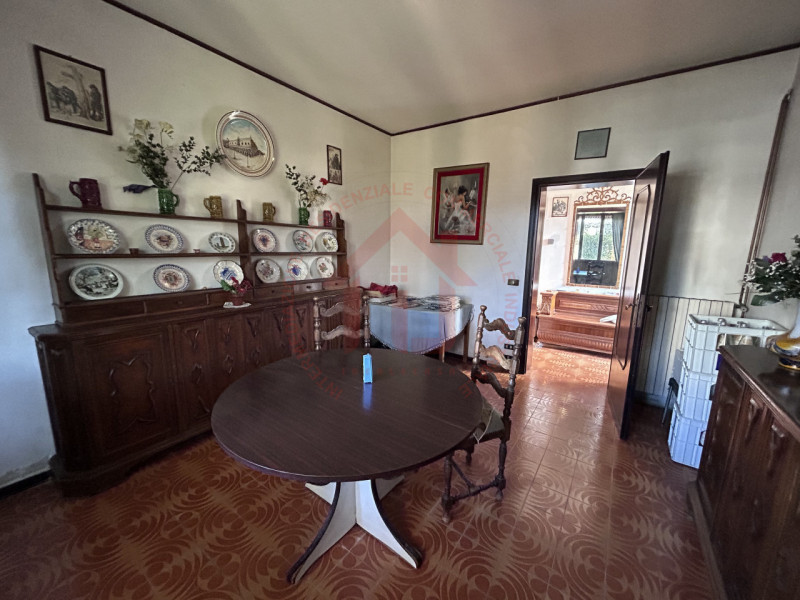 RIF: FR008 Proponiamo in vendita casa singola con giardino piantumato in quartiere residenziale s...