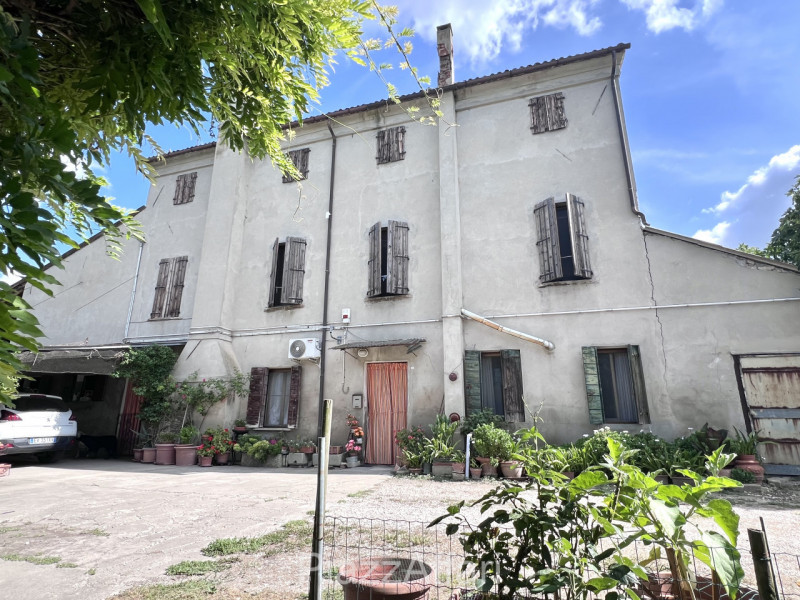 Casale di campagna seicentesco di tipologia bracciantile completamente da ristrutturare, con acce...