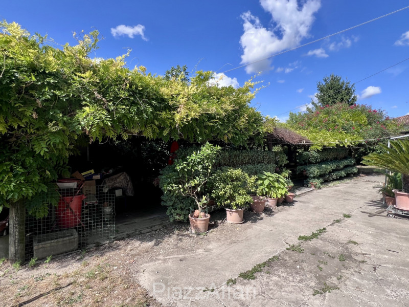 Casale di campagna seicentesco di tipologia bracciantile completamente da ristrutturare, con acce...