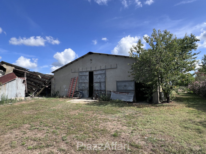 Casale di campagna seicentesco di tipologia bracciantile completamente da ristrutturare, con acce...